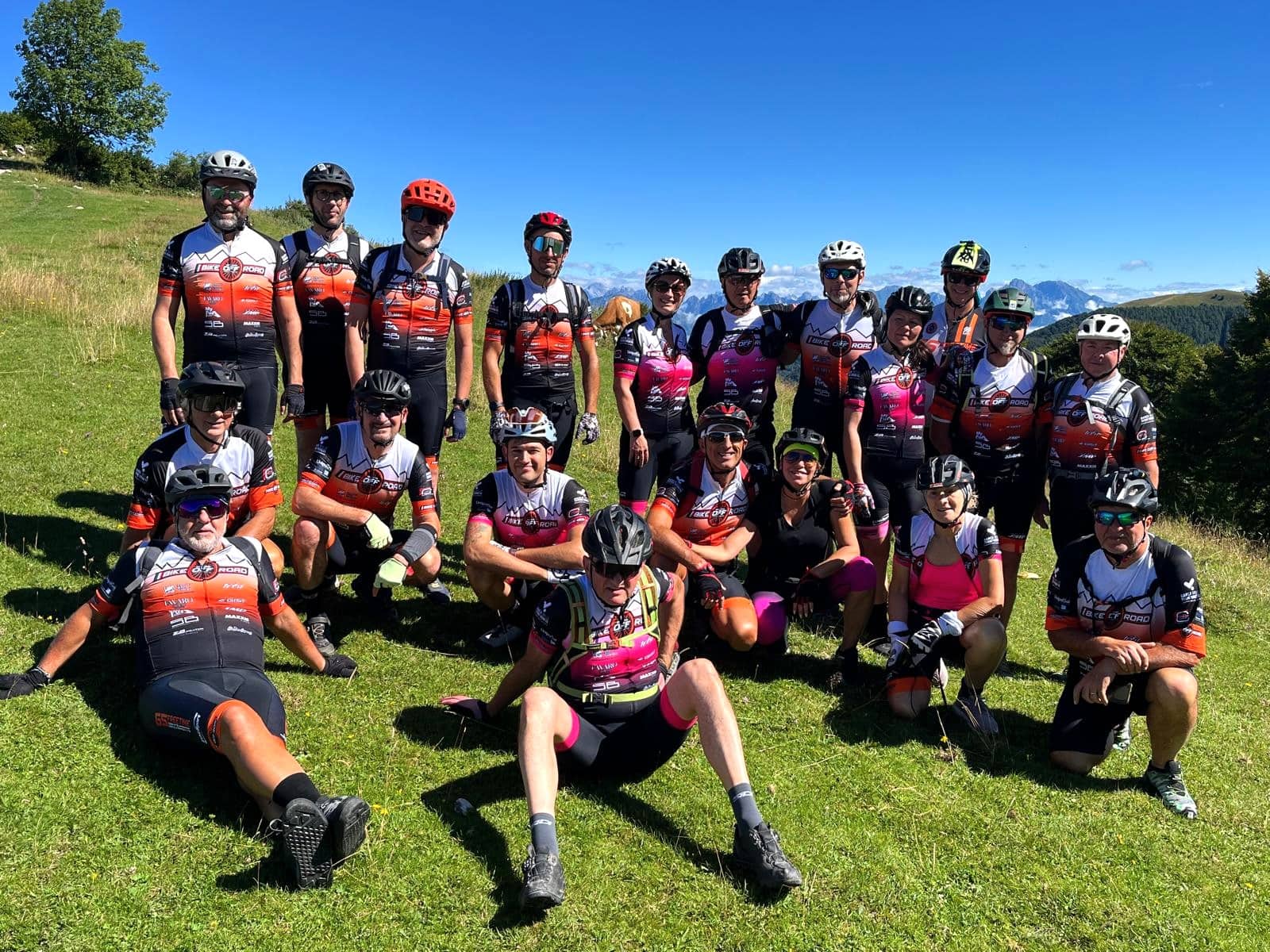 Gruppo di ciclisti G.S. Freetime in montagna con paesaggio alpino.